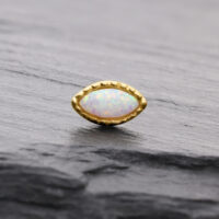 Embout Ovale en Opale 14K Or Opale synthétique ovale dans un cadre doré sur fond gris