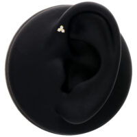 Embout d'oreille en or 14K avec opale Embout en or 14K avec opale dans un modèle d'oreille noir