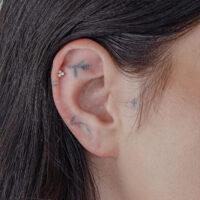 14K Gold embout avec opale porté à l'oreille Embout en or avec opale synthétique dans un piercing d'oreille.