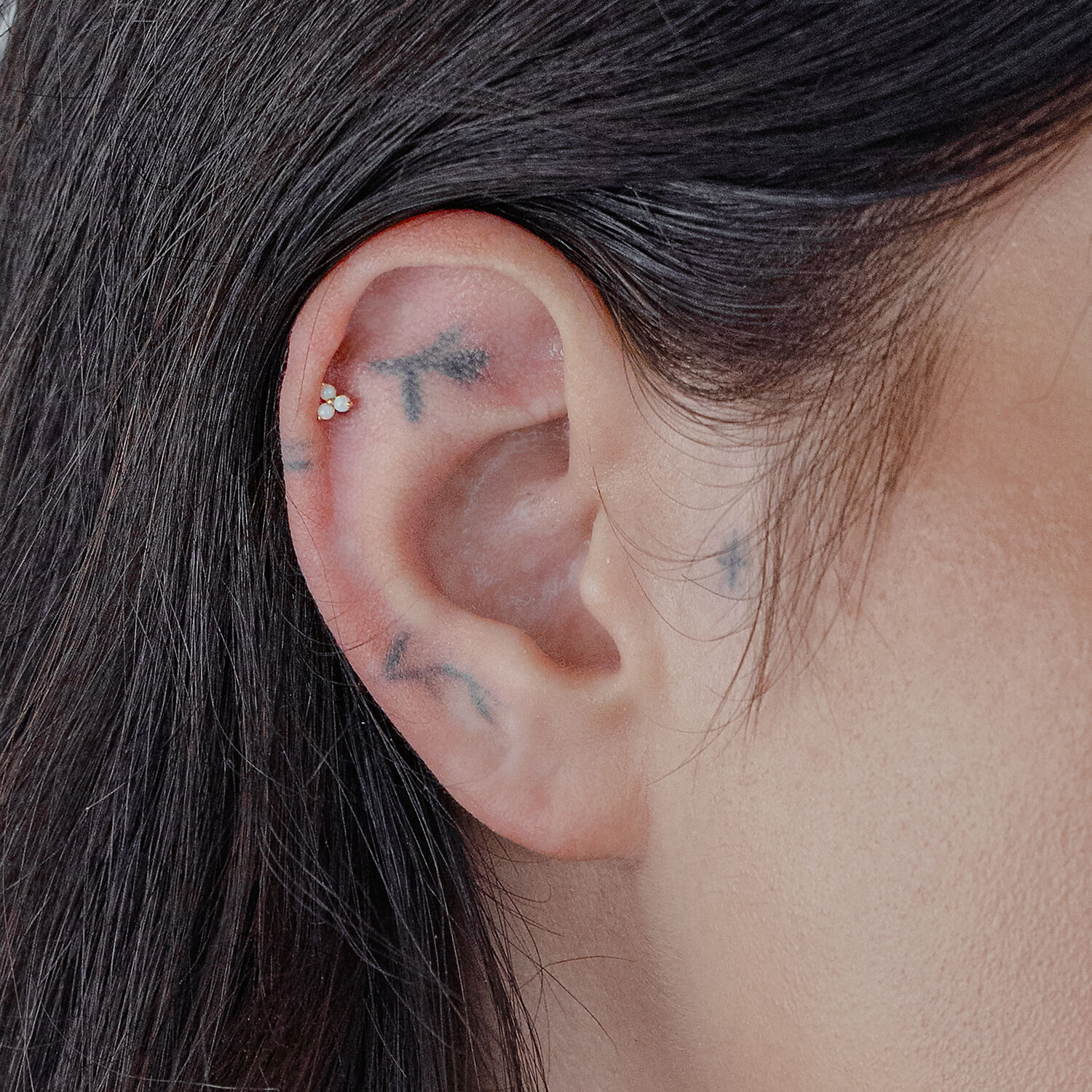 14K Gold embout avec opale porté à l'oreille Embout en or avec opale synthétique dans un piercing d'oreille.