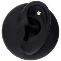 Embout Fleur en Or 14K avec Opale Embout en or 14K en forme de fleur avec opale synthétique sur modèle d'oreille noir