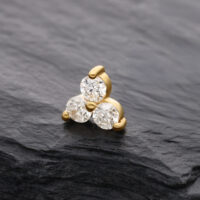 14K Or Moissanite Trinity Embout 3.5mm Embout en or 14K avec trois pierres de moissanite sur fond noir