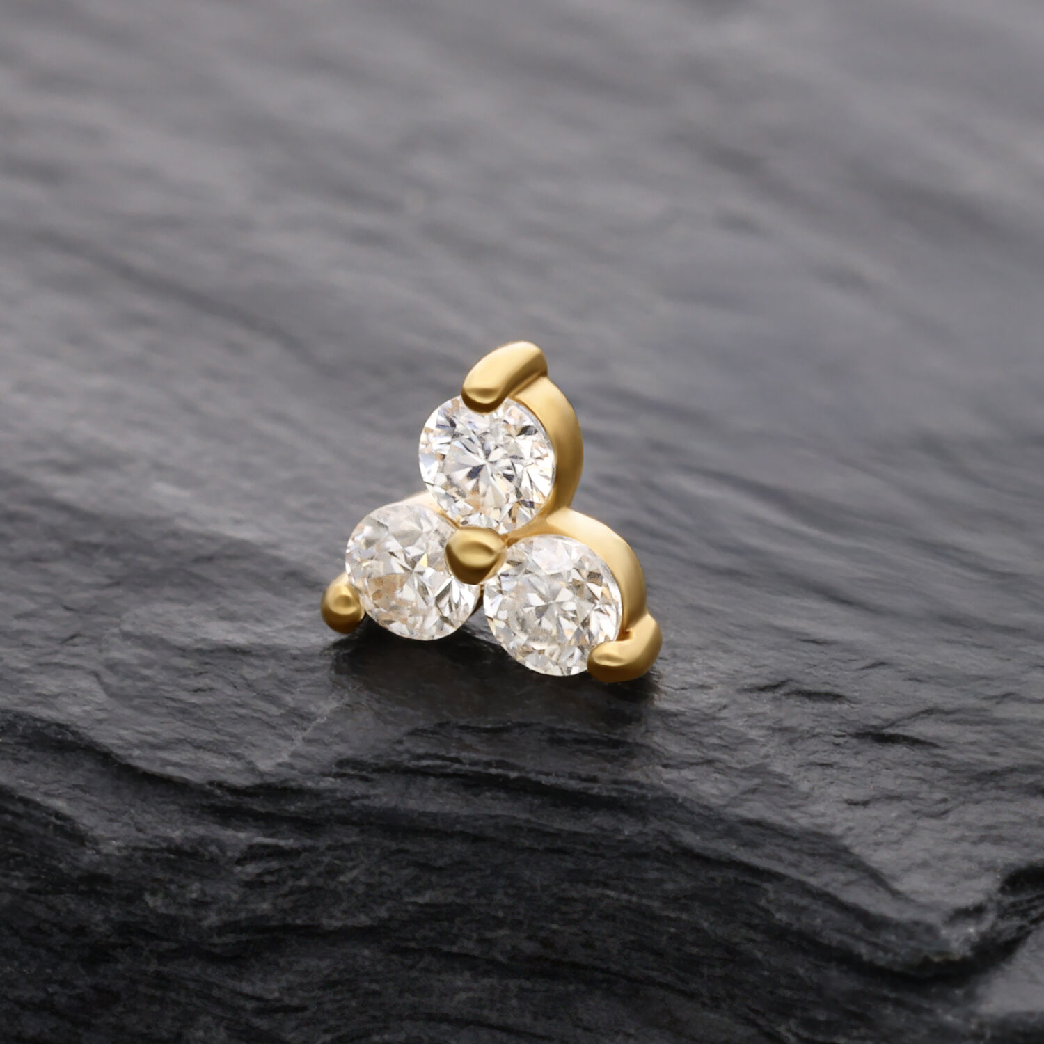 14K Or Moissanite Trinity Embout 3.5mm Embout en or 14K avec trois pierres de moissanite sur fond noir