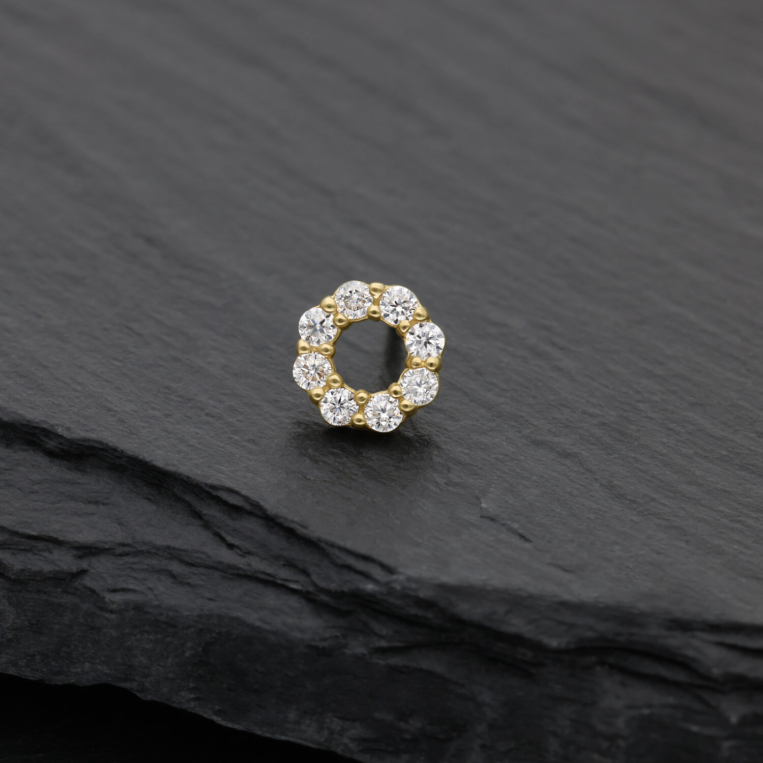 14K Or Moissanite Couronne Embout Embout de piercing doré en forme de couronne avec pierres de moissanite sur fond noir