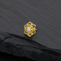 Embout Fleur en Or 14K avec Moissanite Embout fleur en or avec moissanite sur ardoise noire