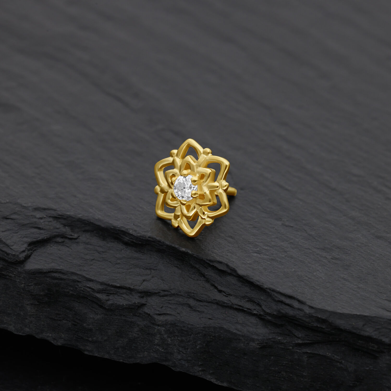 Embout Fleur en Or 14K avec Moissanite Embout fleur en or avec moissanite sur ardoise noire