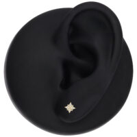 Embout de piercing d'oreille en or 14K avec moissanite Embout en or avec moissanite en forme de fleur sur modèle d'oreille noire