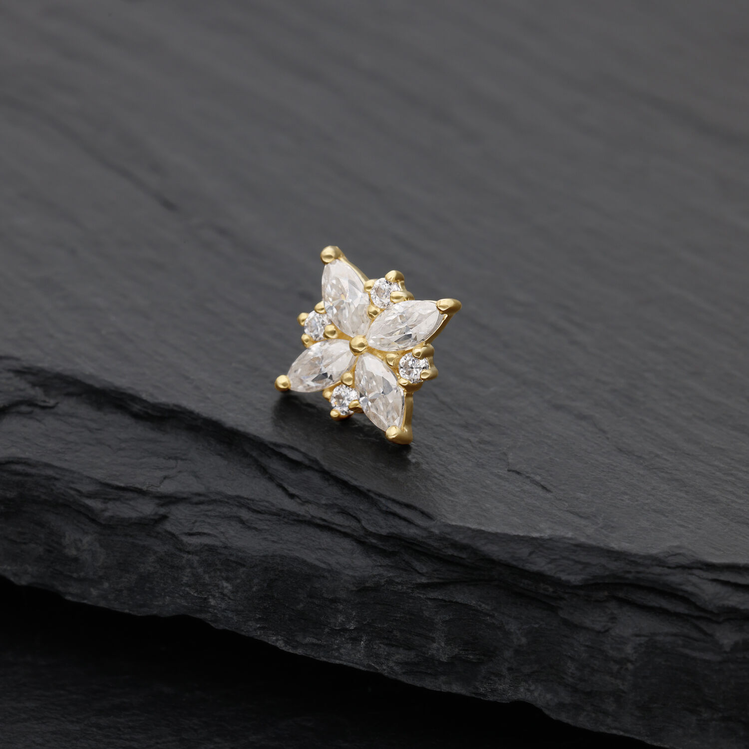 Embout Fleur en Moissanite Or 14K Embout fleur en moissanite doré sur ardoise noire