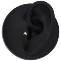 Embout Lotus en or 14K avec moissanite Embout Lotus en or avec moissanite sur modèle d'oreille noir
