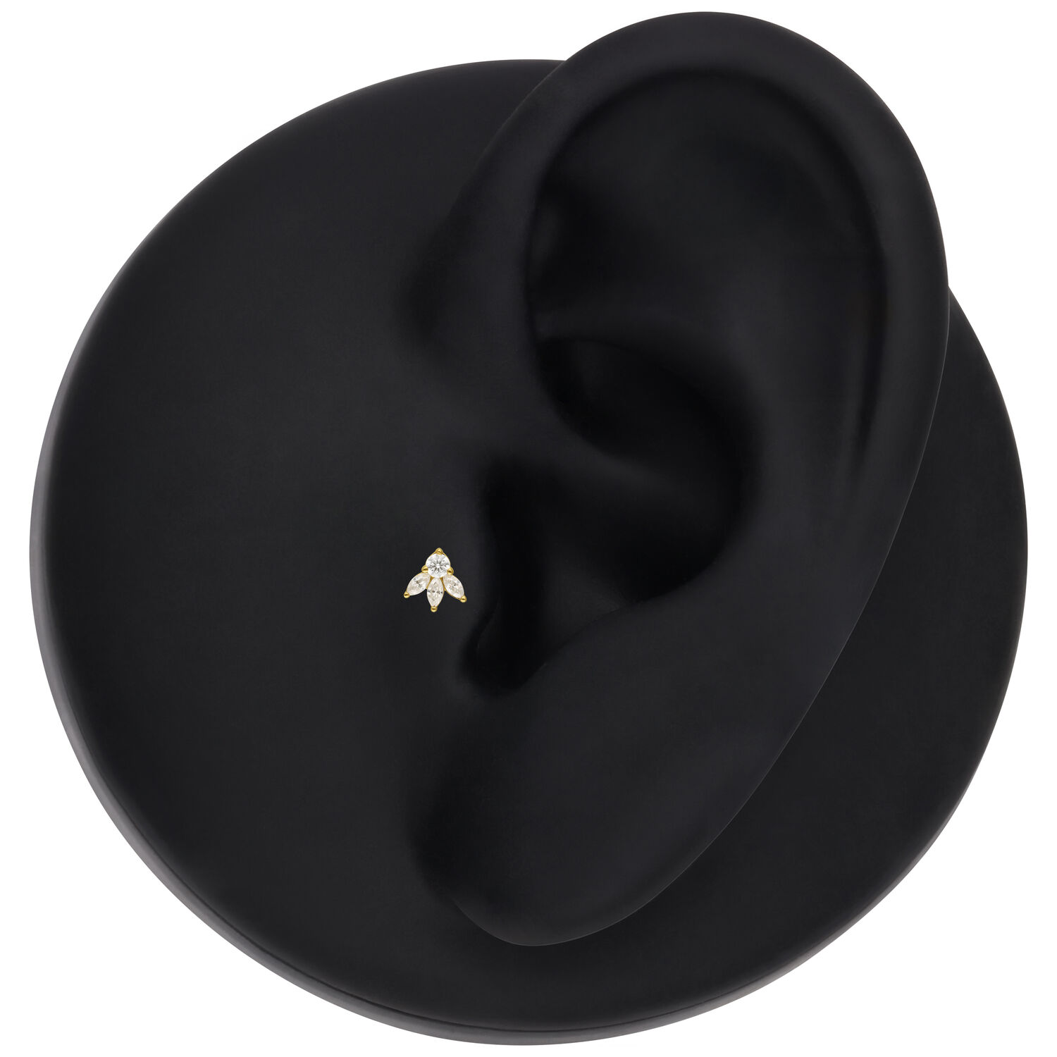 Embout Lotus en or 14K avec moissanite Embout Lotus en or avec moissanite sur modèle d'oreille noir