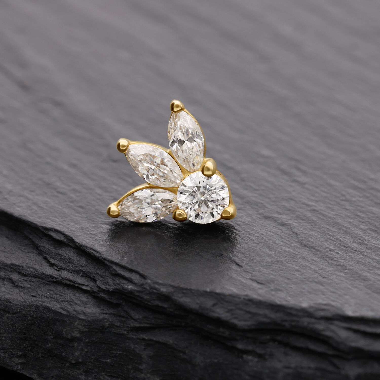 Embout Lotus Moissanite en Or 14K Embout Lotus en or avec moissanite sur pierre noire