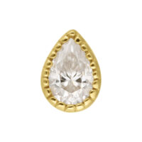 Embout Cristal Moissanite en Or 14K Cristal Moissanite en forme de goutte serti en or 14K sur fond blanc