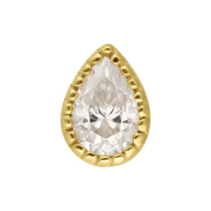 Cristal Moissanite en forme de goutte serti en or 14K sur fond blanc