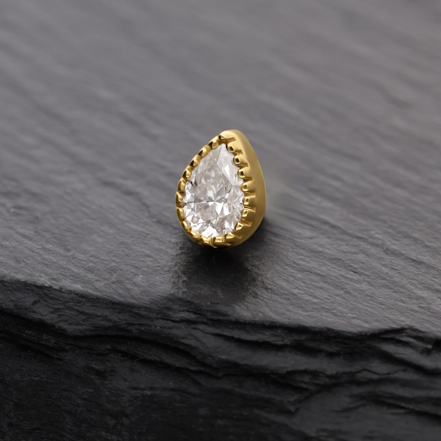 Embout goutte en moissanite en or 14K Embout en moissanite doré en forme de goutte sur fond gris