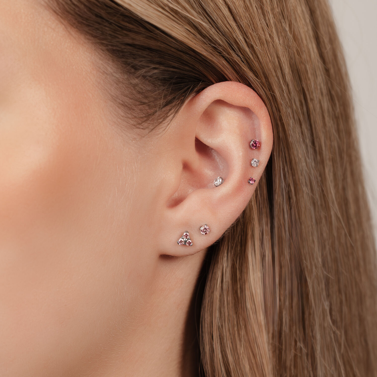 Embout Prong Set pour Push Fit en rose Oreille avec plusieurs embouts Prong Set en rose sur fond clair