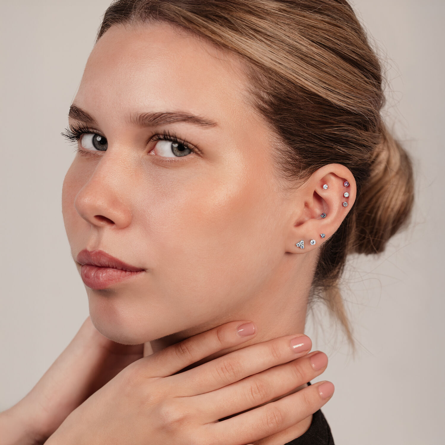 Embout Trinity pour filetage interne en noir Femme avec un piercing embout Trinity pour filetage interne à l'oreille