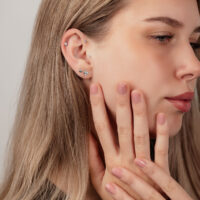 Élégante boule en titane pour labrets en argent Gros plan d'une oreille avec des boules de labret en titane argenté de différentes tailles