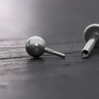 Boule en titane pour labrets en argent, 3mm Boule en titane argentée pour labrets sur fond sombre