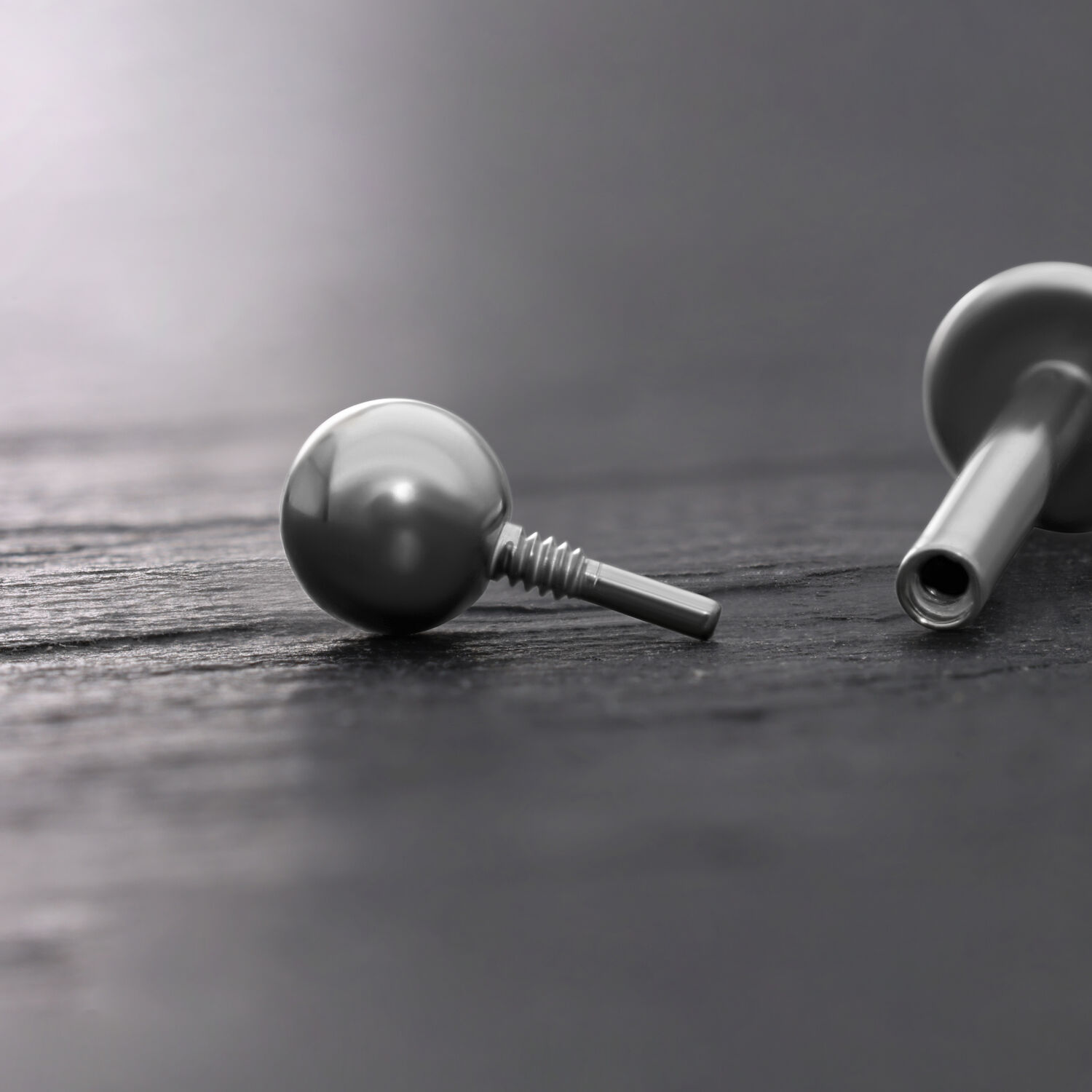 Boule en titane pour labrets en argent, 3mm Boule en titane argentée pour labrets sur fond sombre