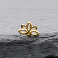 Embout Lotus en Or 14K pour Piercings Embout Lotus doré sur pierre grise avec lignes claires et surface brillante