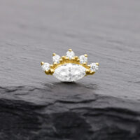 Embout moissanite doré avec cinq pierres sur fond sombre
