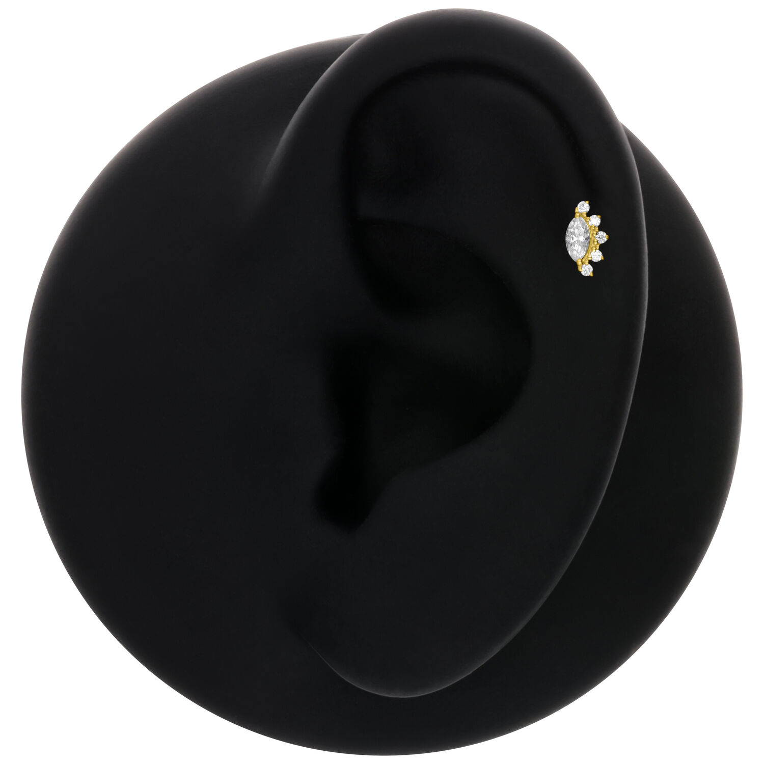 Embout en or 14K Moissanite sur un modèle d'oreille noire