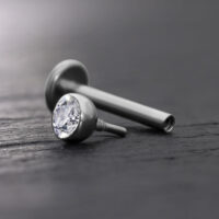 Embout à boule de cristal pour Labrets Perfect Fit Embout de labret argenté avec boule de cristal clair sur fond gris