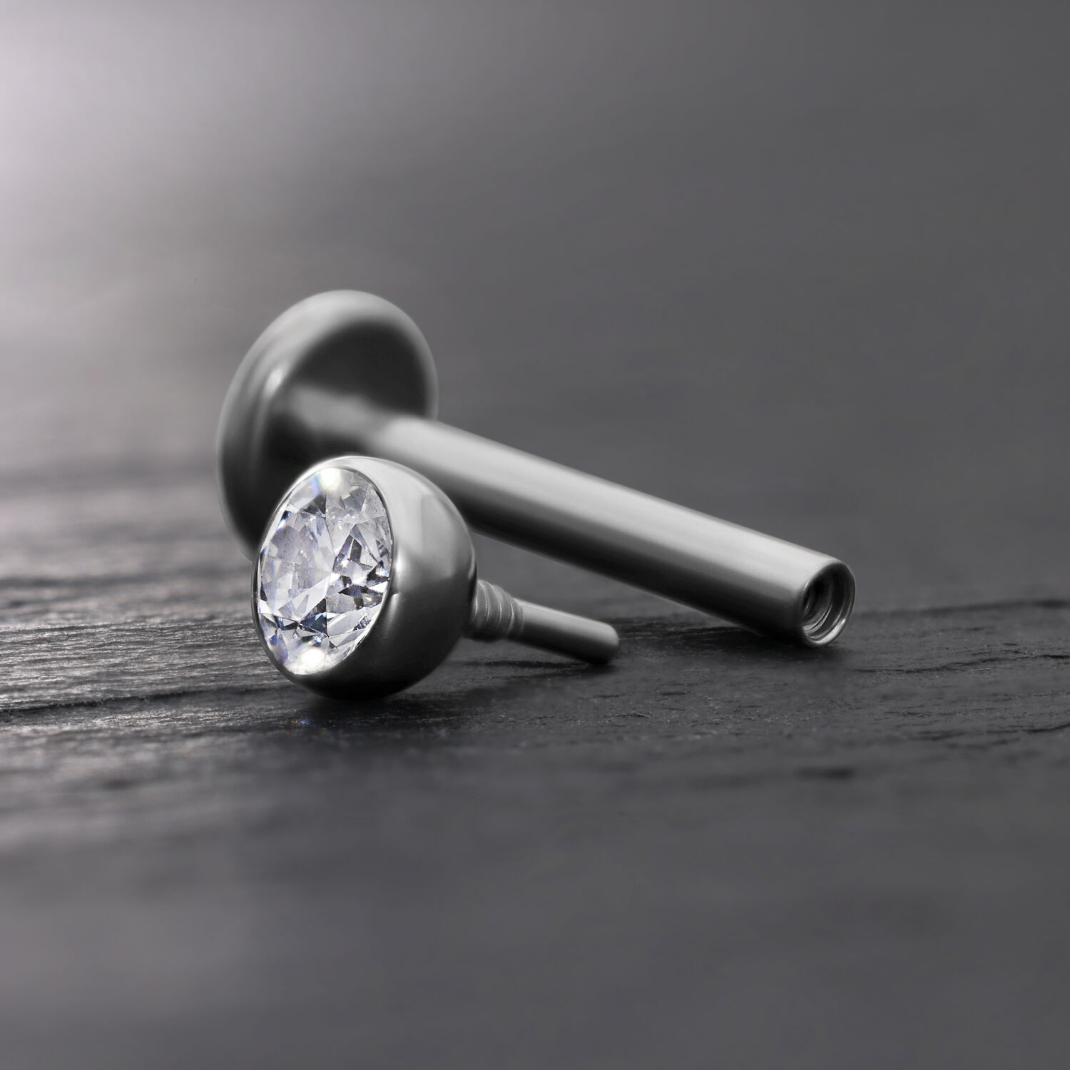 Embout à boule de cristal pour Labrets Perfect Fit Embout de labret argenté avec boule de cristal clair sur fond gris