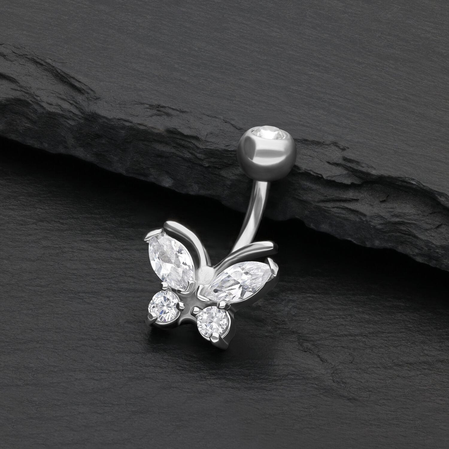 Banane avec papillon et cristaux, argent Piercing nombril argenté avec papillon et cristaux clairs sur fond noir