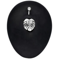 Piercing bananabell feuille de Monstera en argent Piercing bananabell en argent avec design de feuille de Monstera sur fond noir