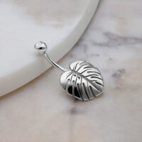 Piercing nombril feuille de Monstera argent Piercing nombril argenté avec feuille de Monstera et cristal sur fond de marbre