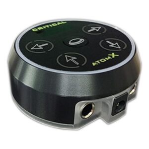 Alimentation Critical Atomx noire avec boutons sur fond blanc