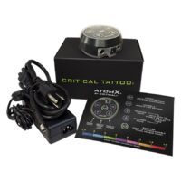 Alimentation noire Critical Atomx avec câble et manuel d'instructions sur fond blanc