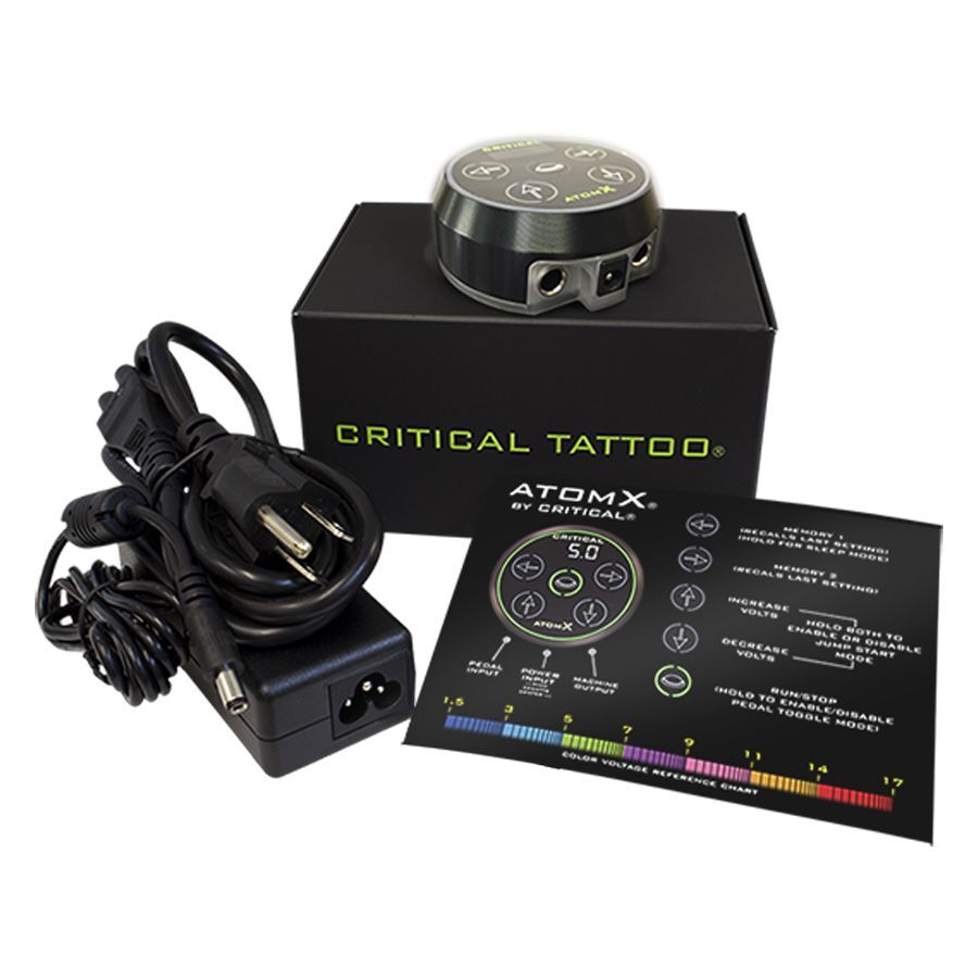 Alimentation noire Critical Atomx avec câble et manuel d'instructions sur fond blanc