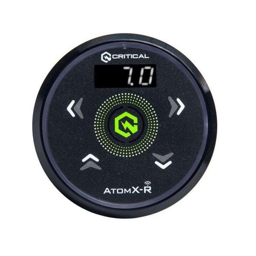 Critical Atomxr alimentation en noir Alimentation noire Critical Atomxr avec écran numérique sur fond blanc