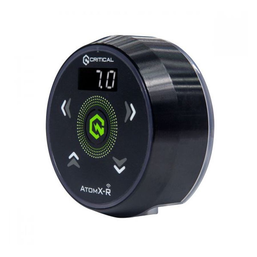 Critical Atomxr Alimentation Noire Écran Rond Alimentation noire ronde Critical Atomxr avec écran digital sur fond blanc