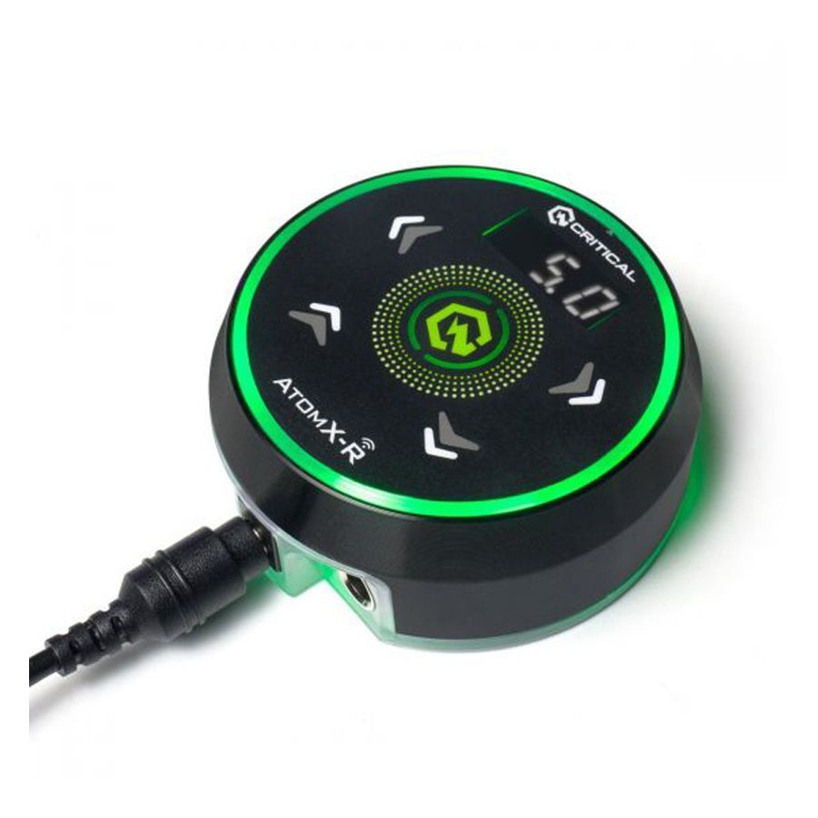 Alimentation Critical Atomxr noire avec affichage LED Alimentation ronde noire Critical Atomxr avec affichage LED vert sur fond blanc