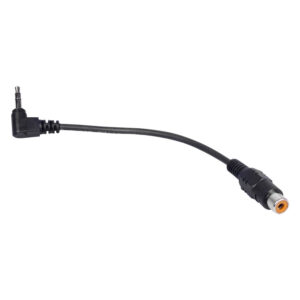 Câble adaptateur noir HAWK avec connecteurs 3,5mm Cinch sur fond blanc