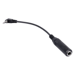 Câble adaptateur noir avec prise 3.5mm et prise 6.3mm sur fond blanc