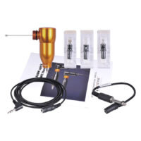 HAWK Spirit Tatouage Machine en Orange avec Accessoires Machine à tatouer orange HAWK Spirit avec câbles et aiguilles sur fond blanc
