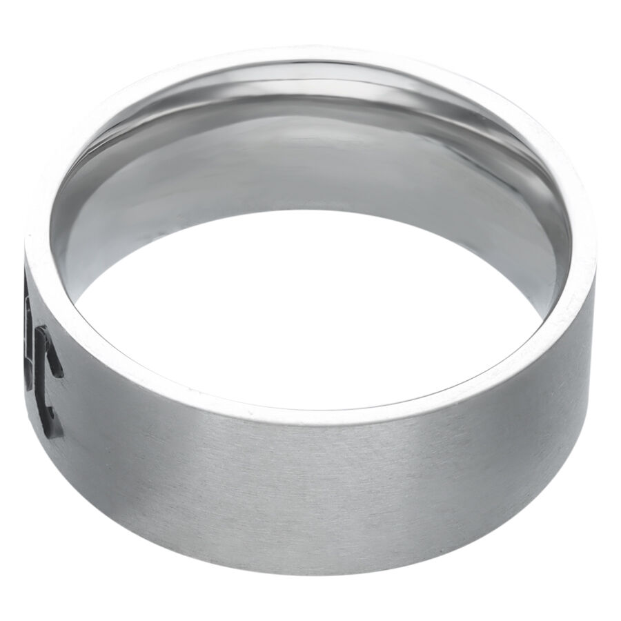 Bague logo ACDC en acier inoxydable argenté Bague argentée avec logo ACDC en acier chirurgical sur fond blanc