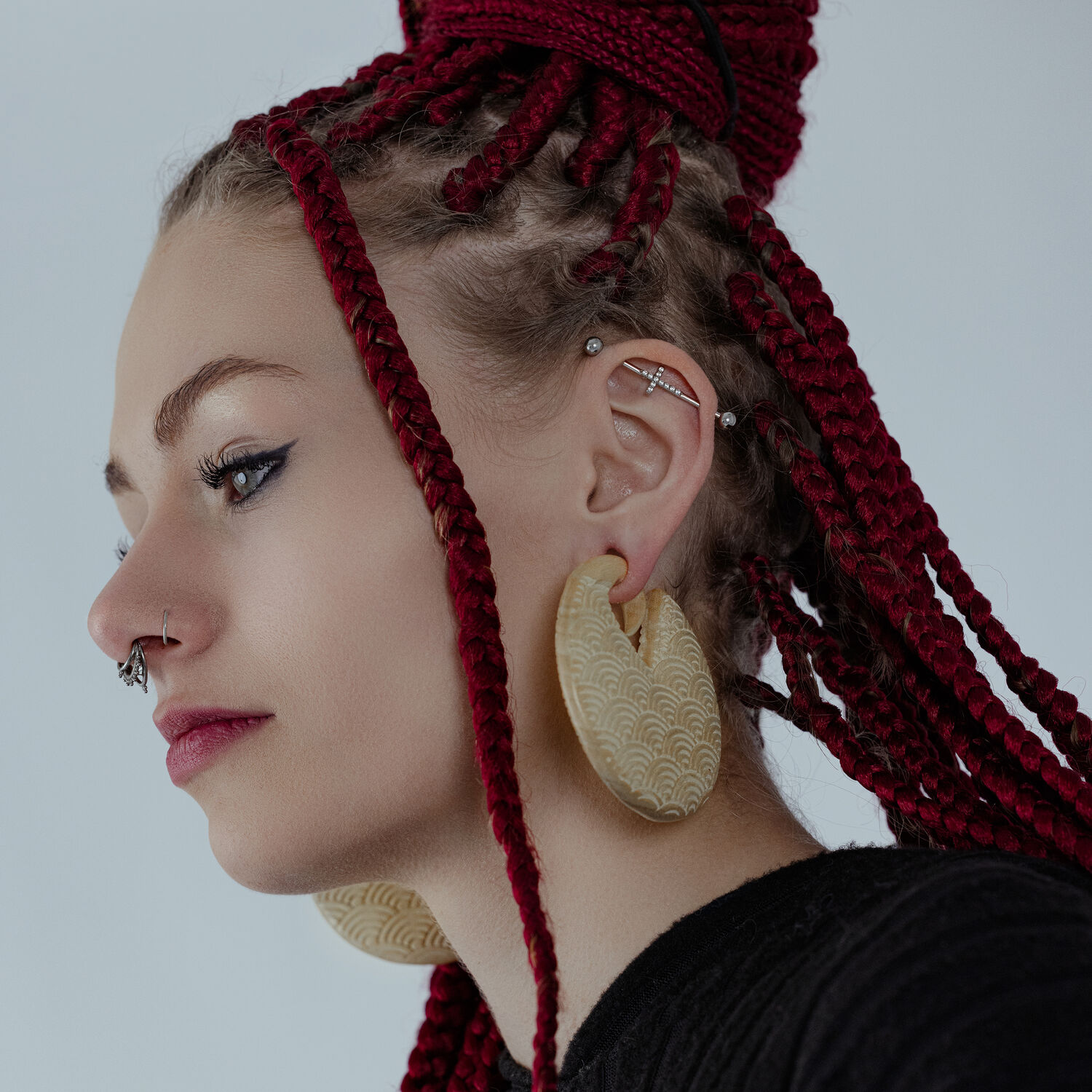 Waves poids d'oreille en bois de Wildcat Personne avec des tresses rouges portant de grands poids d'oreille en bois Waves