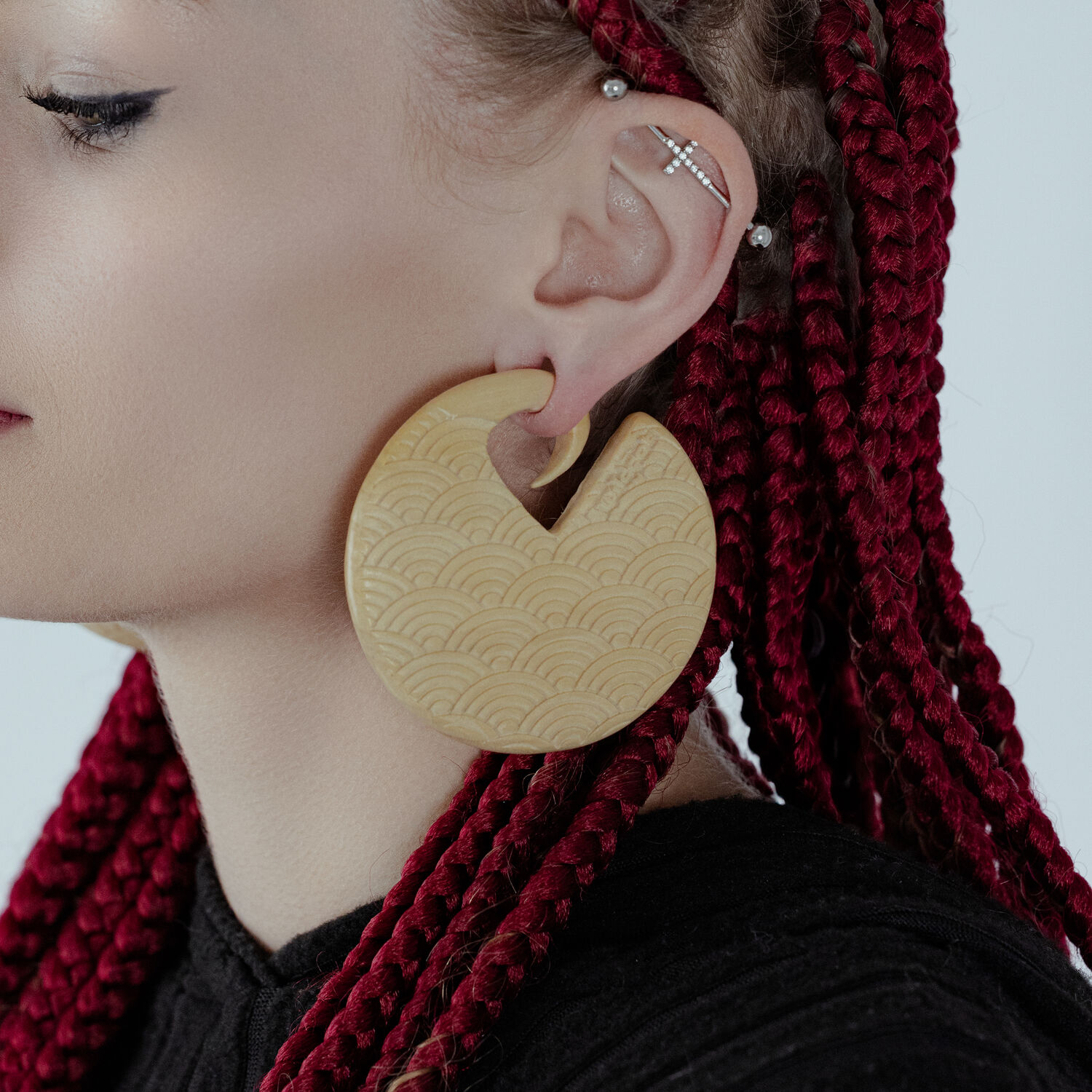 Poids d'oreilles Waves en bois, épaisseur 8,5 mm Grands poids d'oreilles en bois à motif de vagues sur une oreille avec des tresses rouges, sur fond clair
