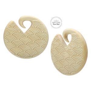 Poids d'oreilles en bois clair, ronds, avec motif de vagues sur fond blanc