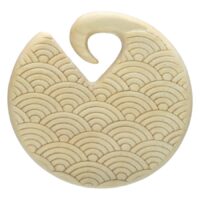 Waves poids d'oreille en bois 8,5 mm Poids d'oreille rond en bois clair avec motif de vagues sur fond blanc