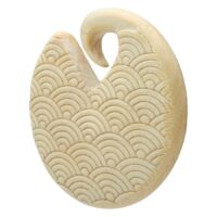Waves poids d'oreille en bois clair, 8,5 mm Poids d'oreille en bois clair avec motif de vagues sur fond blanc