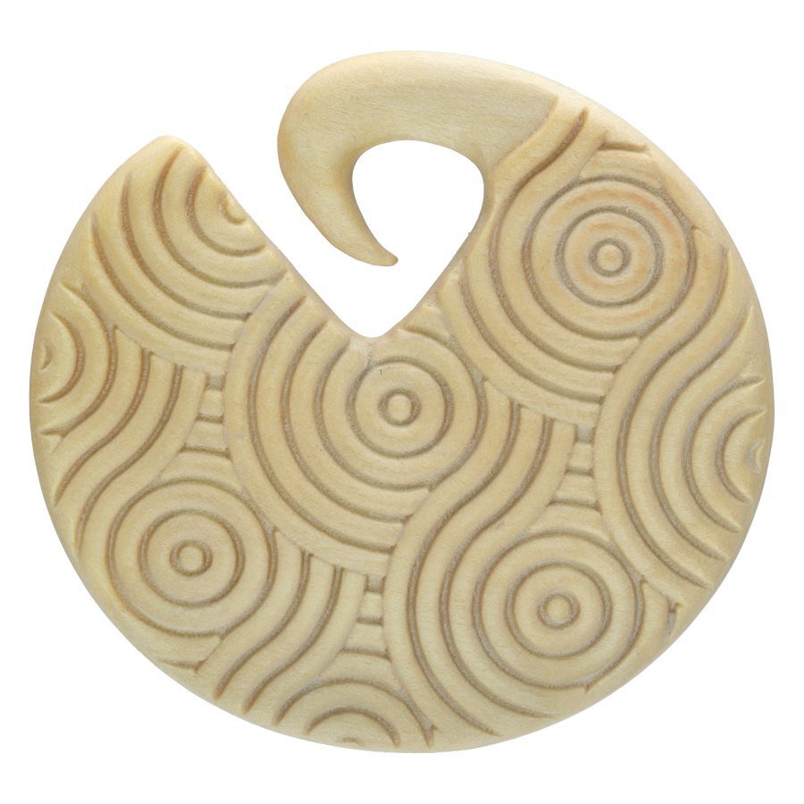 Poids d'oreille en bois avec motif circulaire Poids d'oreille rond en bois avec motifs circulaires gravés sur fond blanc