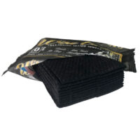 Lingettes tatouage noires Wipe Outz stérilisées Lingettes tatouage noires stérilisées empilées sur fond blanc