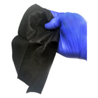 Wipe Outz lingettes tatouage en main Lingette tatouage noire dans une main gantée de bleu sur fond blanc