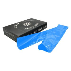 Manchons Clipcord bleus en plastique à côté d'un emballage noir sur fond blanc